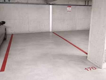disponible immédiatement grande place de 18m2 à côté du cern et de la frontière suisse