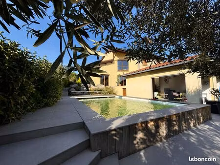 propriété d'architecte d'exception avec vue panoramique  piscine et prestations haut de ga