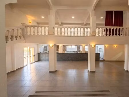 local commercial 250 m2 + appartement