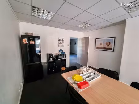 bureaux 114m²  divisés en 3 pièces  lumineux  idéalement situé avec places de parking - pa