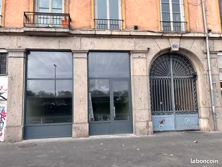 un local à usage commercial - 75m2 - énorme visibilité et accessibilité