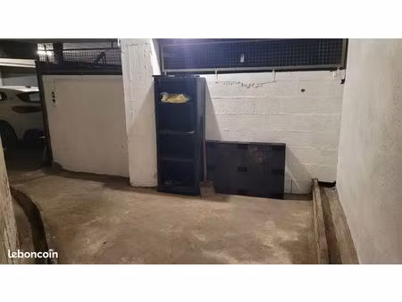 box fermé 12 m² - idéal moto / scooter + rangements - cœur 5 avenues