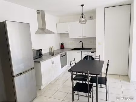 t2 rénové 43 m² – cour  parking  piscine –