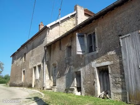 maisons à rénover + terrain + puits