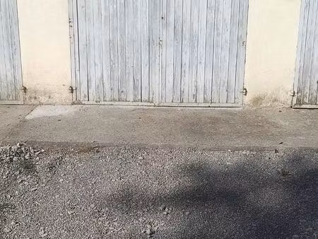 garage / box à louer  fermé  sécurisé  15 m²  grande hauteur de porte 2.10m et grand volum