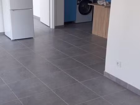 particulier loue t2 neuf  vide  + garage et emplacement moto en sous sol