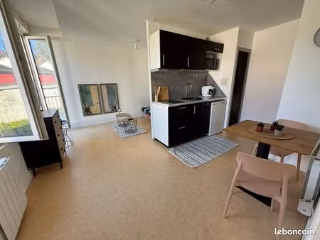 appartement studio meublé 25m2 refait à neuf avec balcon et parking privatif - proche fron