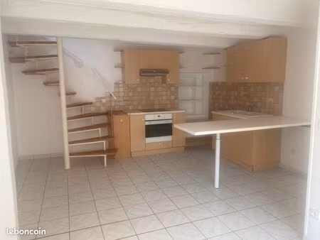 t3 en duplex centre village le val  48m²   box indépendant 16m²
