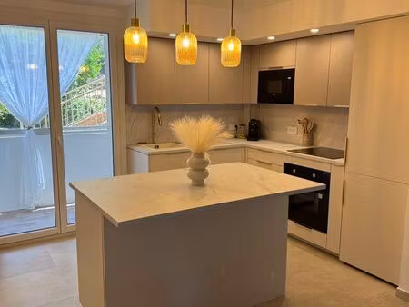 t3 meublé 62 m² avec balcon – climatisation – cuisine neuve – hyères – bail mobilité