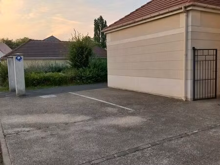 place de parking à louer – idéale pour camping-car ou grand véhicule