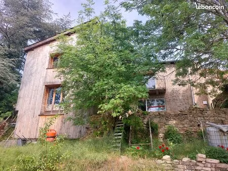 grande maison en pierre et bois avec terrain et vue dégagée
