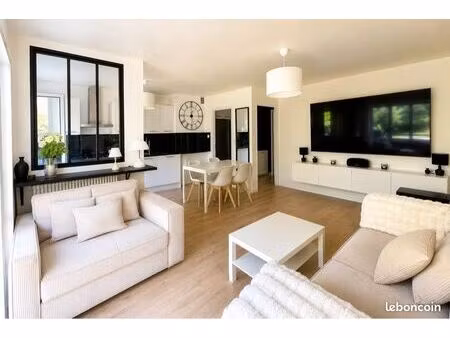 appartement 71 m² entièrement rénové – face au lac – balcon  parking et ca