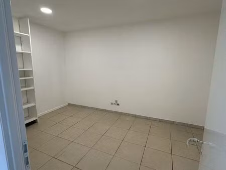 local 12m2 toutes charges comprises