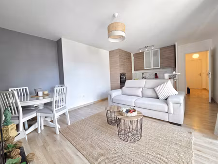 à louer très beau f2 meublé de 44 20 m2 avec balcon et pla