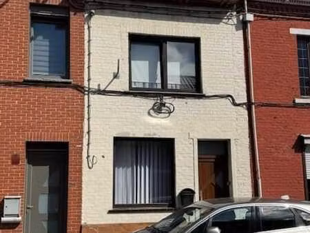 maison d’habitation avec jardin et garage.