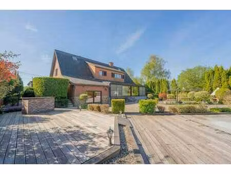 villa de caractère avec énormes volumes à vendre à lesves