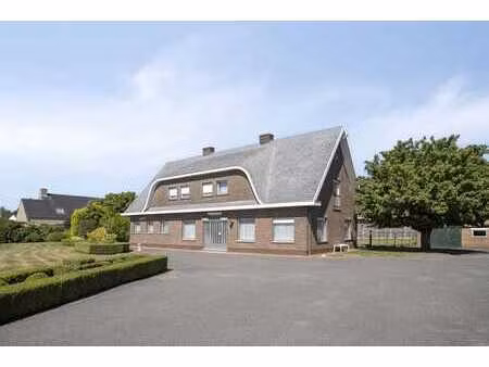 maison à rénover avec 6 chambres et entrepôts à kortemark