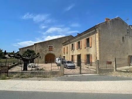 maison en pierre avec grande remise