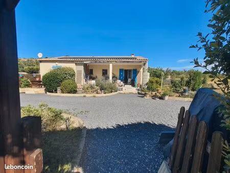 proche de lagrasse : maison de village avec 2 habitations indèpendantes dans un petit clos