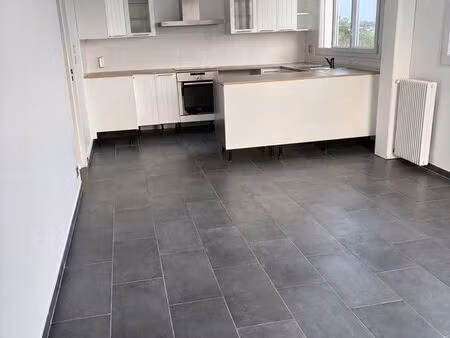 à louer – t4 lumineux de 83 m² avec parking  piscine et tennis – chilly-mazarin (quartier 