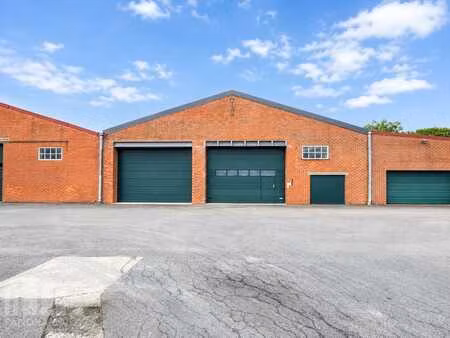functioneel magazijn van 860 m² met 2 sectionale poorten