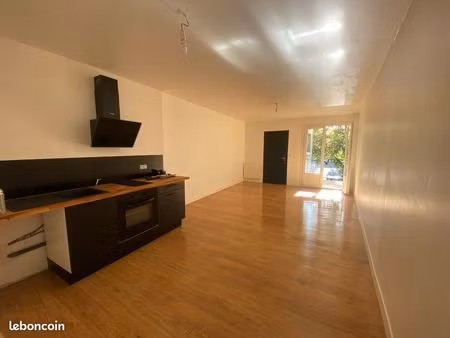 appartement t2 + bureau + terrasse / entièrement refait neuf