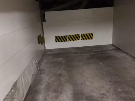 vend parking  box fermé en face de l'hôpital privé d'antony
