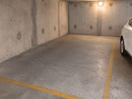 grande place de parking abritée et sécurisée arènes
