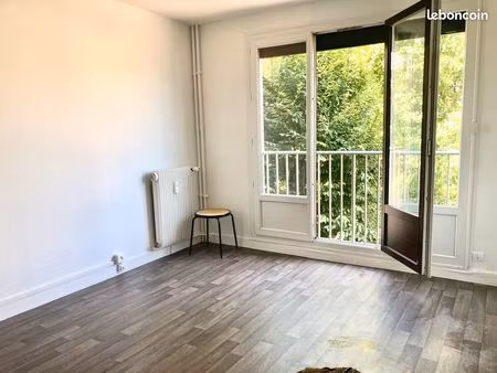 studio meublé et rénové 27m2 avec parking et cave