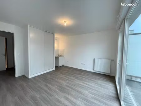 studio idéal situé à 2mn de la gare rer