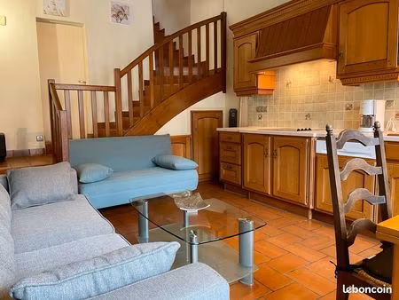 conques en rouergue  grand vabre  loue maison de village sur 3 niveaux  en bail de mobilit