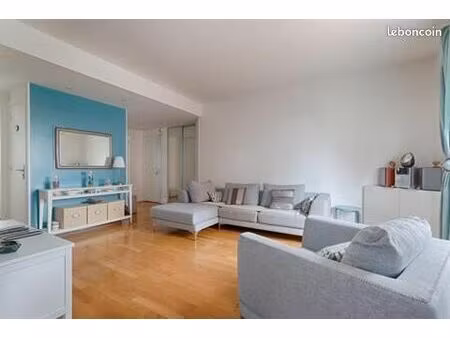 bécon – appartement traversant 3 pièces de 64 m² avec balcon  ascenseur  cave et box en op