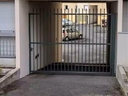 place de parking sécurisée à louer – secteur auron / halle