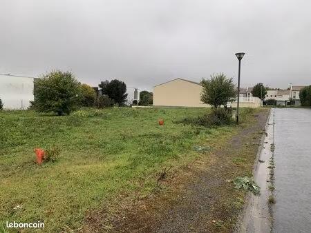 terrain à bâtir de 607 m2 au prix de 40000 à saint-jean-d'angely (17)
