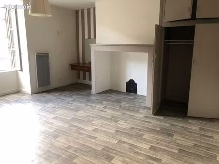 a louer centre-ville d'aurillac dans immeuble sécurisé refait à neuf  à proximité commerce