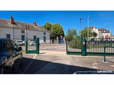 garage dans résidence sécurisée pour stockage ou investissement