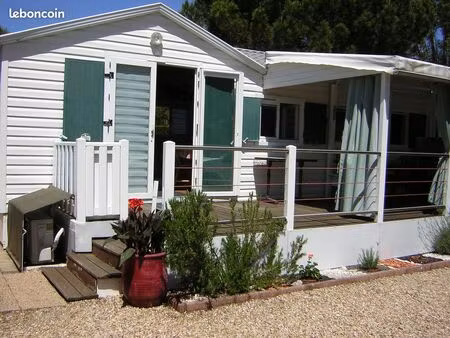 mobil-home sur terrain au domaine des pins dans parc résidentiel de loisirs à marennes pla