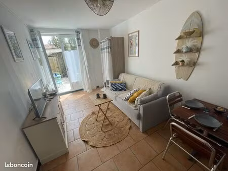 studio au cœur de la flotte en ré avec cour