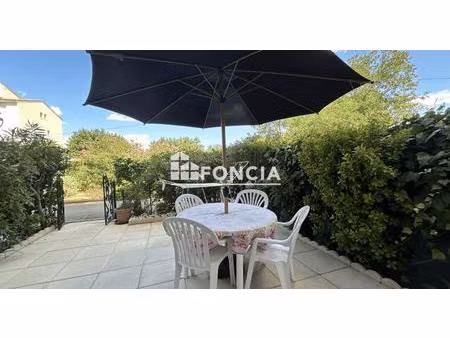 résidence avec piscine – t2 en rez-de-chaussée avec grande terrasse