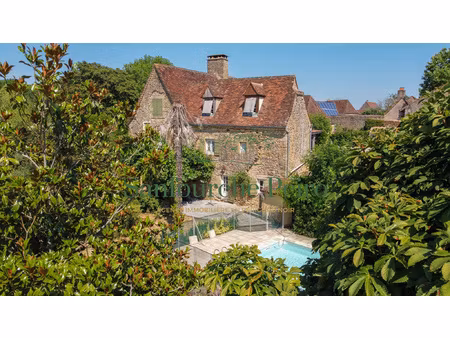 a 25 km à l'ouest de sarlat et 7 km de st cyprien