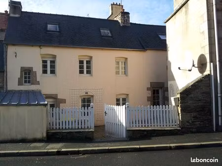 location maison de ville triplex lannion centre ville avec petite cours privative