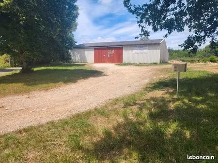 local artisanal  industriel d'une superficie de 360m2 sur une parcelle de 2900m2