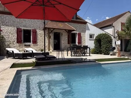 propriété rare : 2 maisons rénovées  piscine chauffée  grand terrain clos très calme
