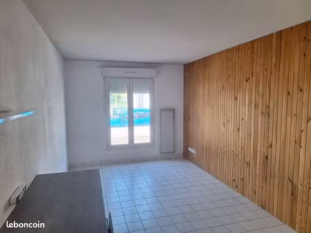 dijon  a louer studio  proche facs   parking  395 00 c.c