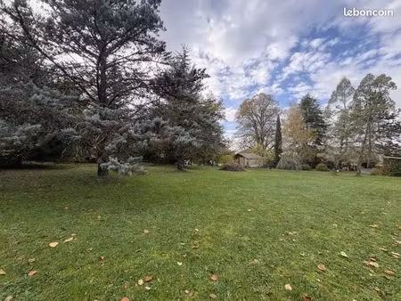 beau terrain constructible à saint-astier