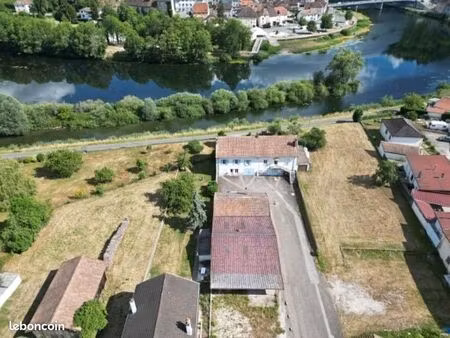 maison ou/et hangar au bord du doubs dans un cadre idyllique