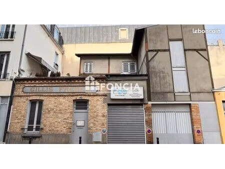 3 niveaux  aménagée en local commercial  actuellement loué