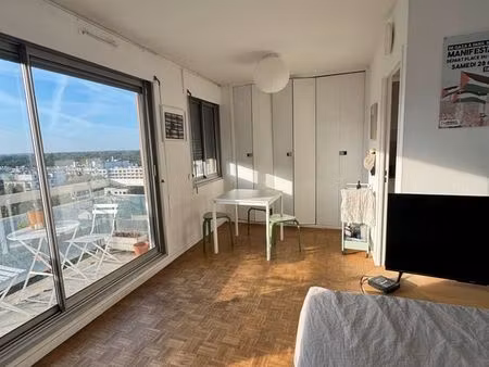 studio meublé lumineux avec balcon – vue sur le parc de vincennes – location courte durée