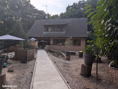 jolie maison au milieu des bois