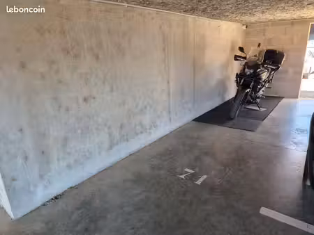 parking couvert moto